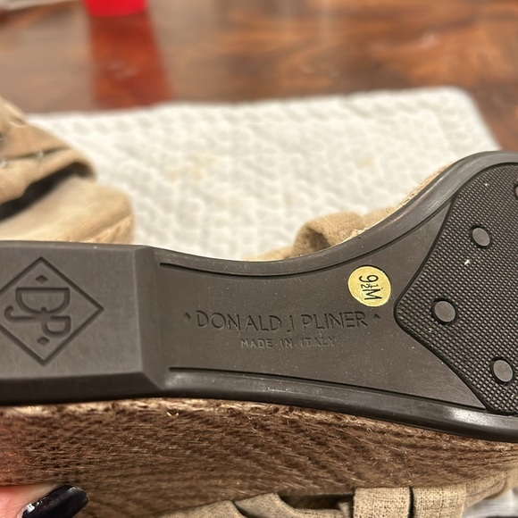 Donald Pliner Soft Gold Metallic Espadrille Mule Wedge Sandals- sz 9.5 - Picture 13 of 13